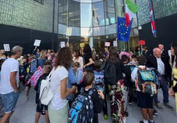 L'ingresso degli alunni nel nuovo polo scolastico